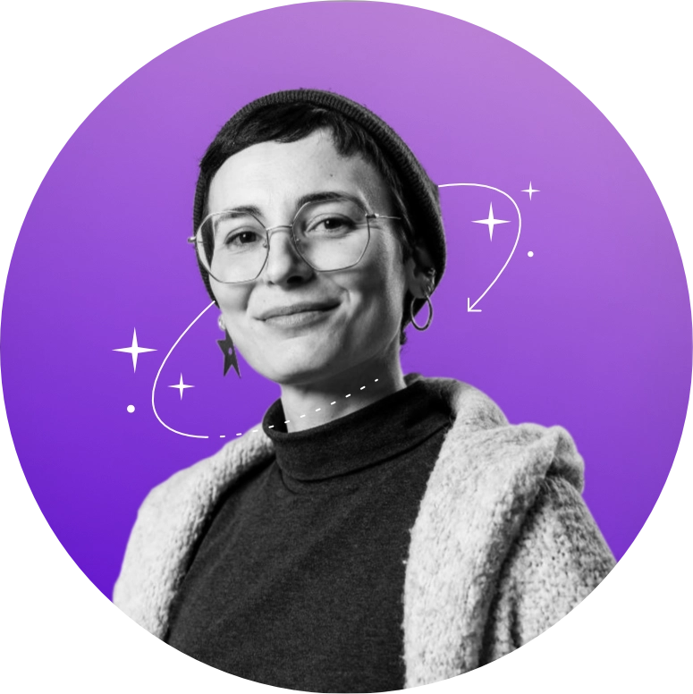 Ritratto di Rachele Cespi, UX e Product Designer, sorridente su sfondo viola.